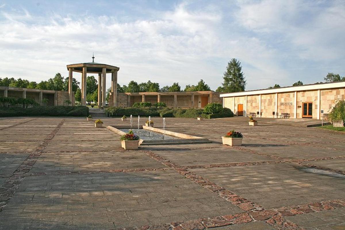 o parcare mare cu foișor și o clădire