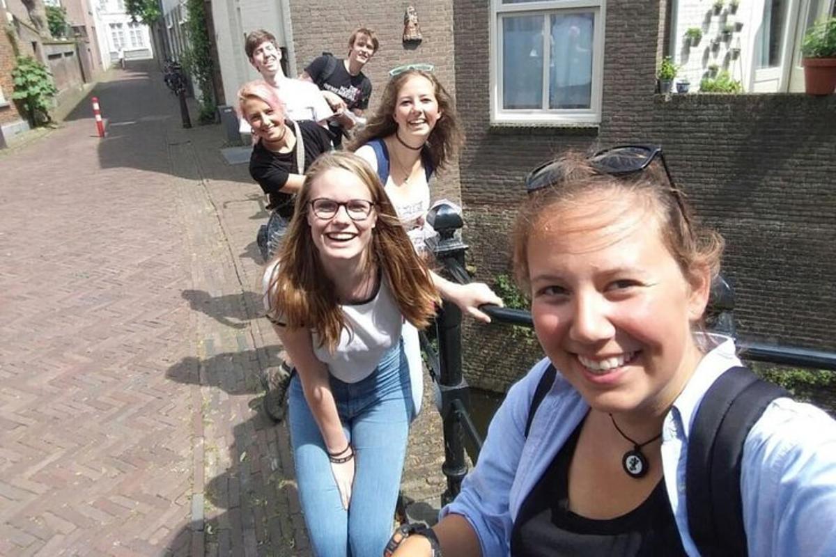 un grupo de personas caminando por una calle