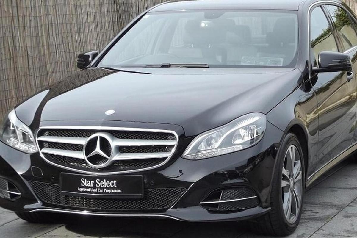 Un coche Mercedes Benz estacionado en un estacionamiento