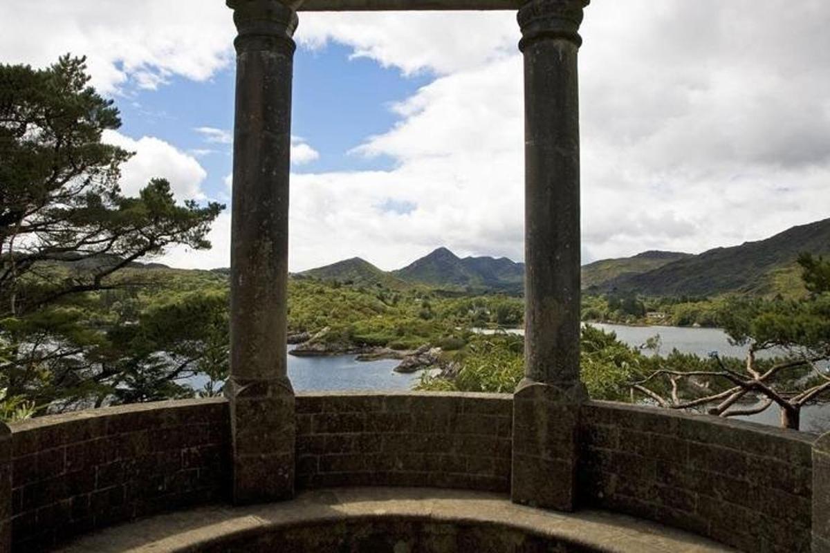 un balcone con vista sul fiume e sulle montagne