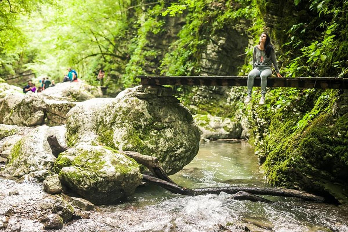 žena sedící na mostě přes řeku