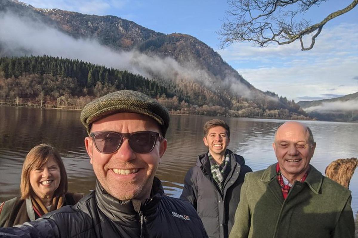 un gruppo di persone in piedi di fronte a un lago
