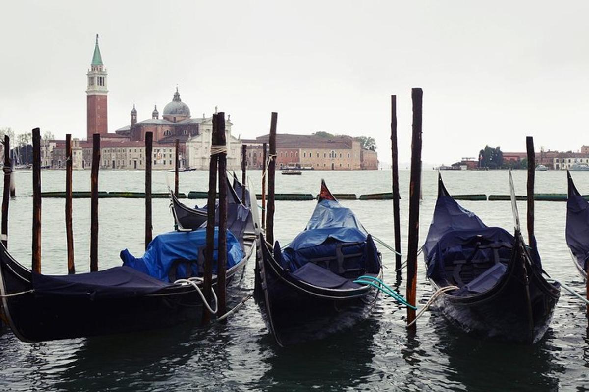 tre gondole in acqua davanti a un edificio