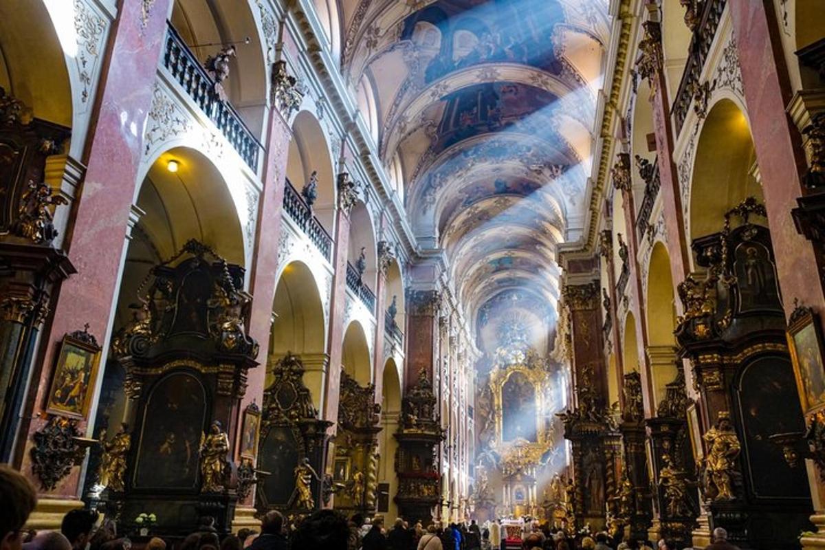 o biserică mare cu o pictură pe tavan