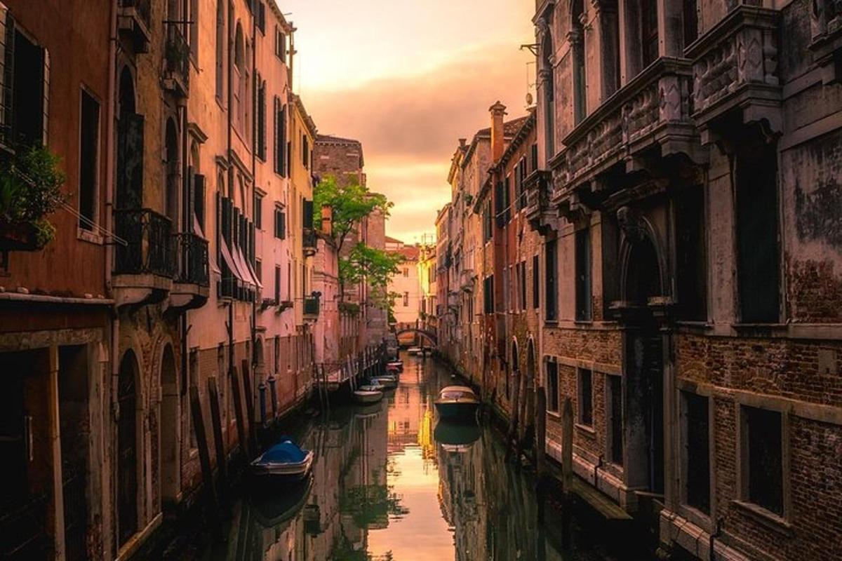 un canale tra due edifici con barche al suo interno