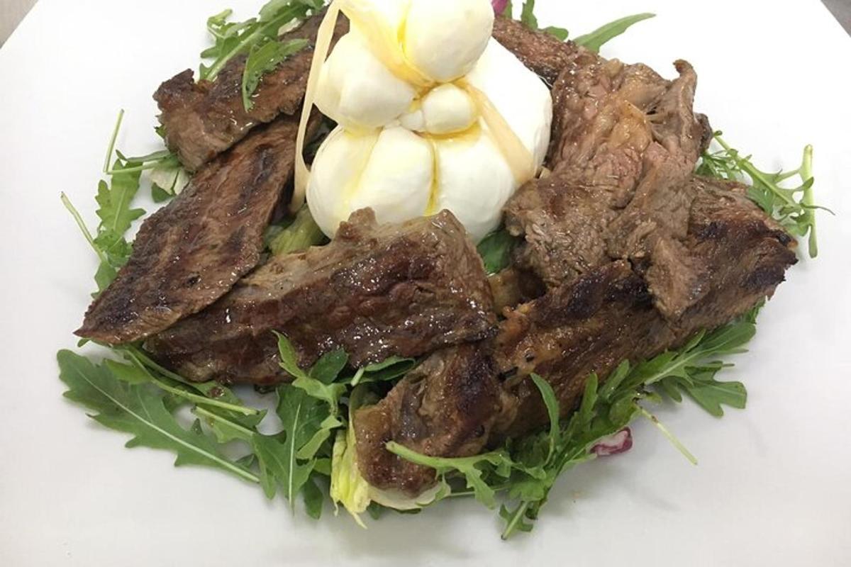 тарелка еды с мясом и овощами