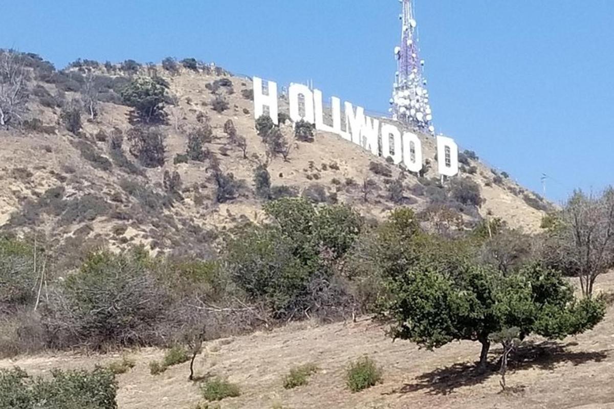 et Hollywood-skilt på siden af et bjerg