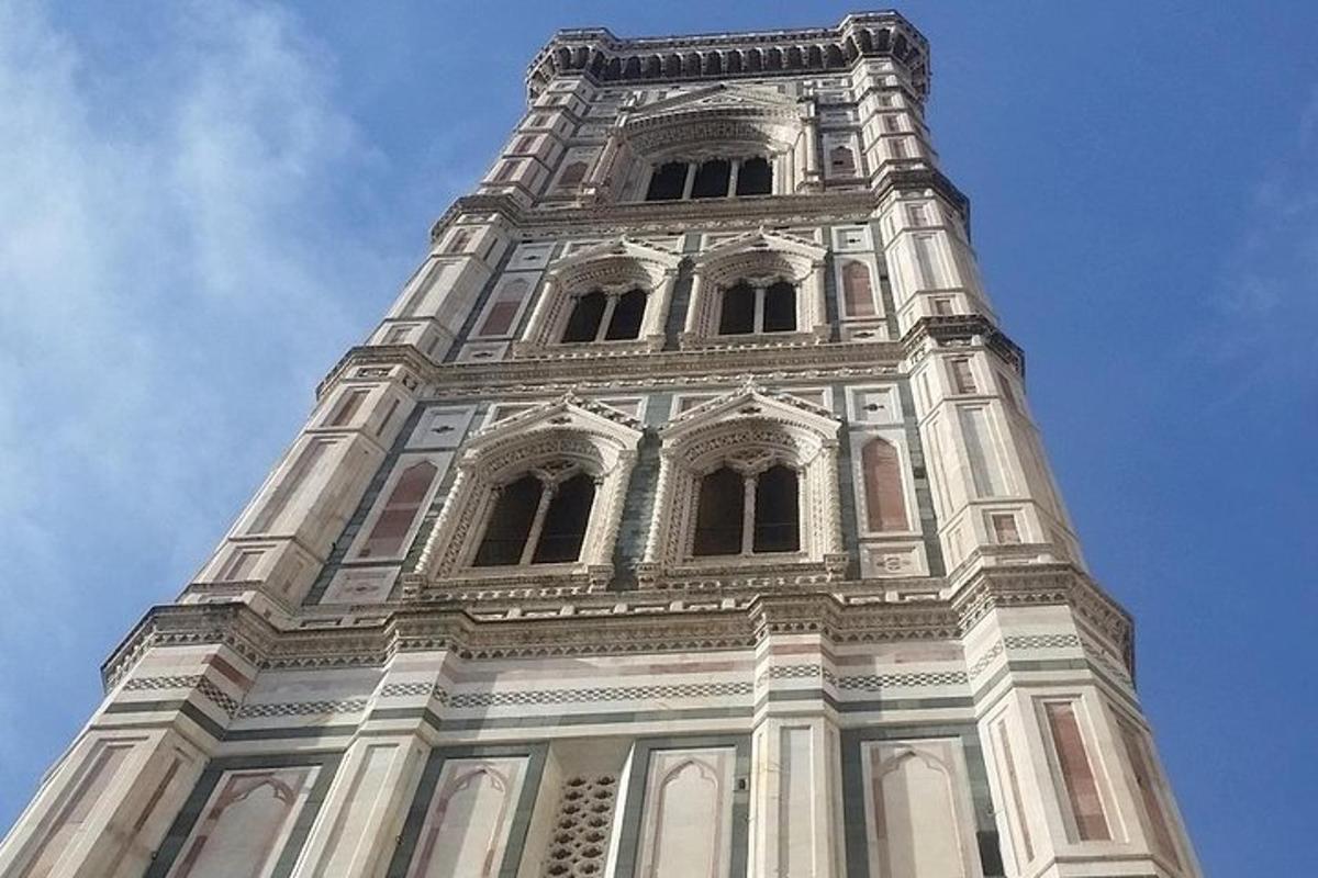 uma alta torre do relógio com um céu azul ao fundo