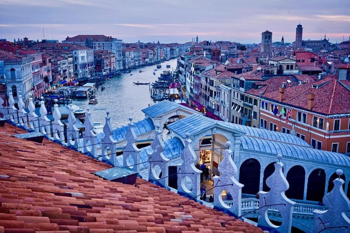 una vista d'una ciutat amb un riu i edificis