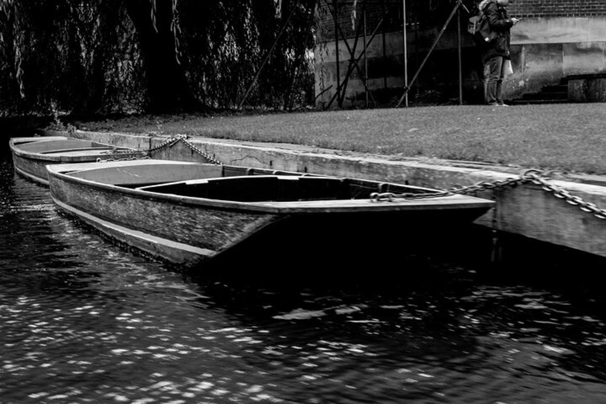 due barche sono ormeggiate in acqua