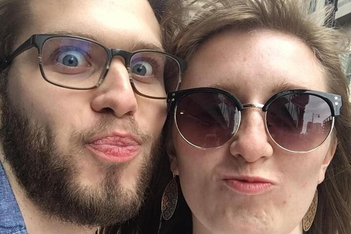 een man en een vrouw met een bril poseren voor een foto