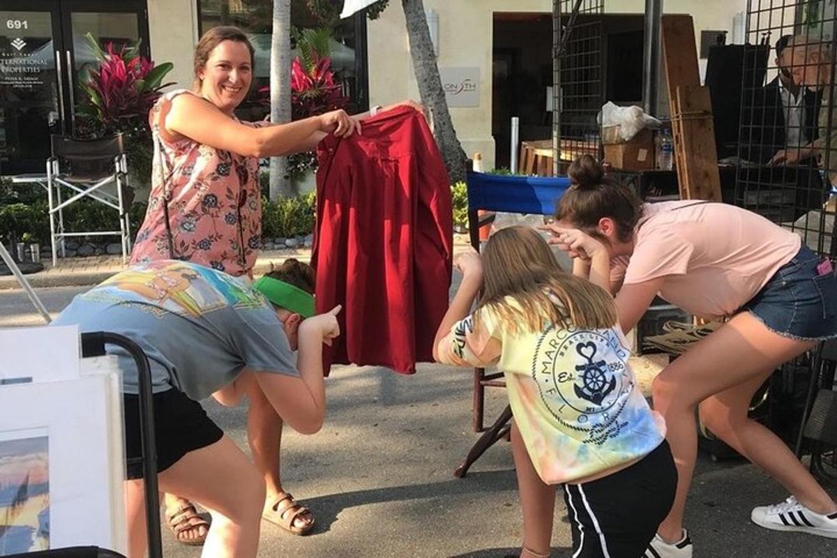 Μια ομάδα ανθρώπων δουλεύει πάνω σε ένα κόκκινο πουκάμισο