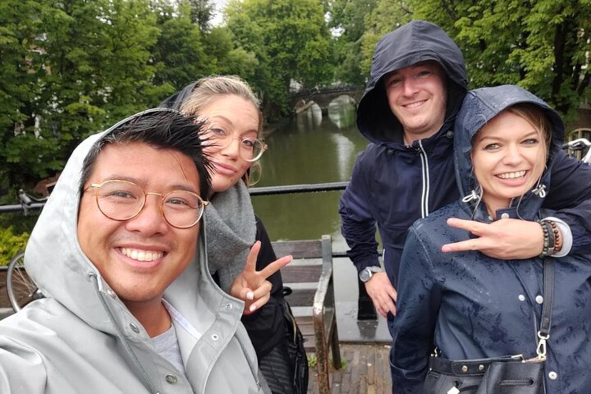 Un grupo de tres personas posando para una fotografía