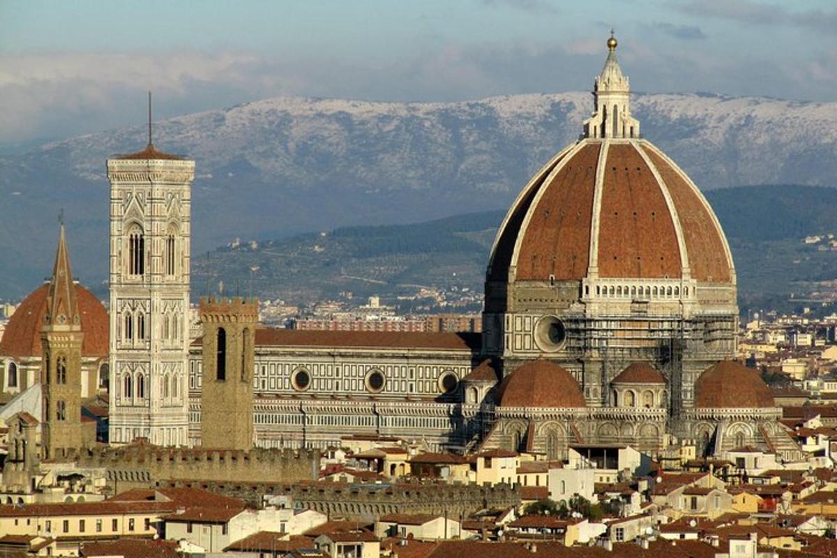 Un gran edificio con una torre de reloj y una catedral.