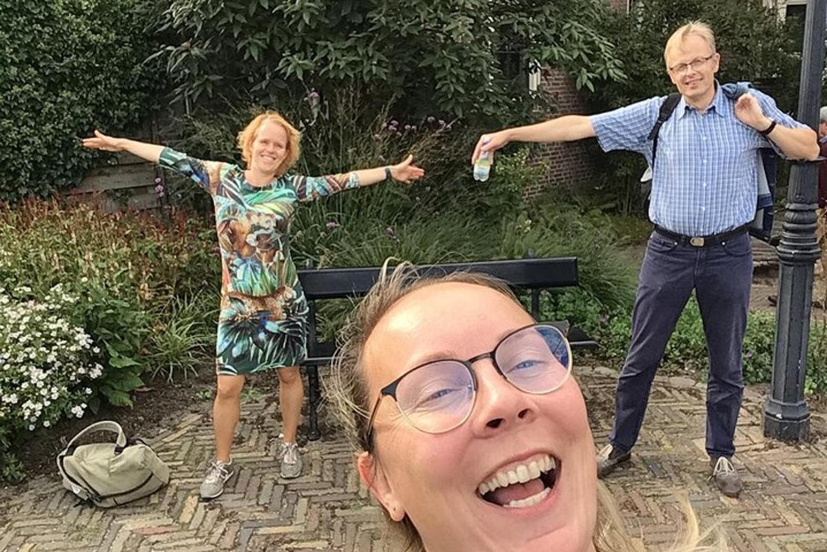 karl og kona sitjandi á bekk með útréttar hendur