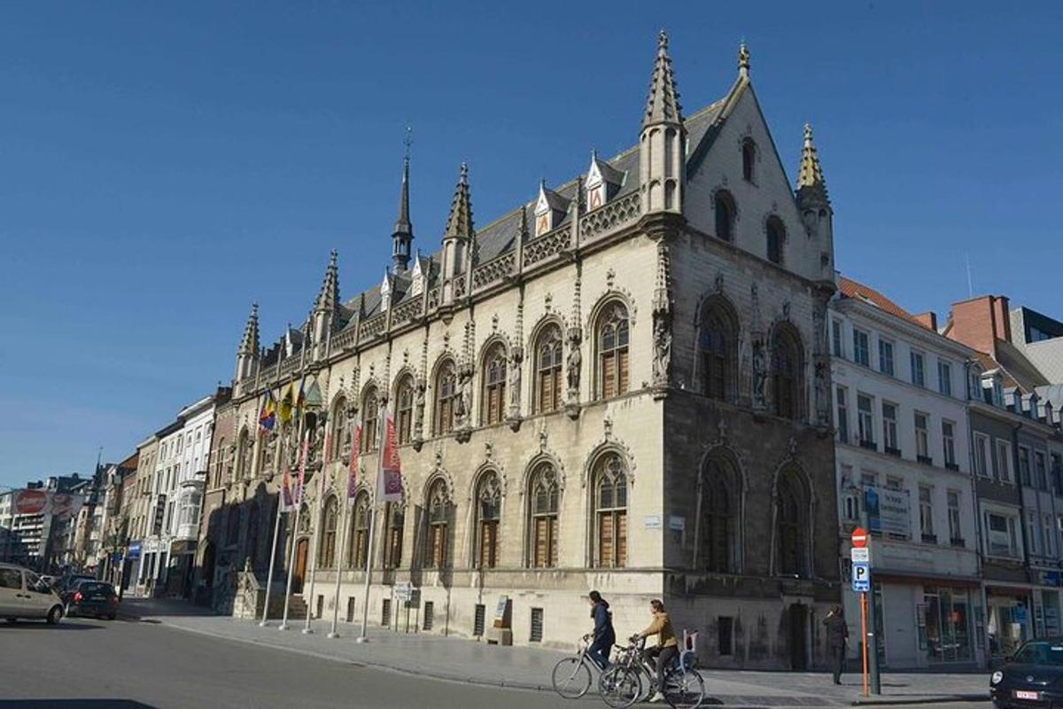velká budova s lidmi jezdícími na kolech před ní