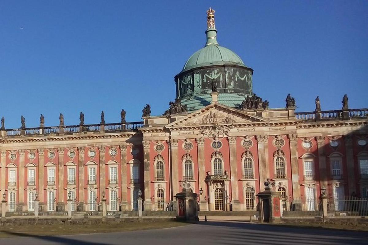 um grande edifício com uma cúpula no topo