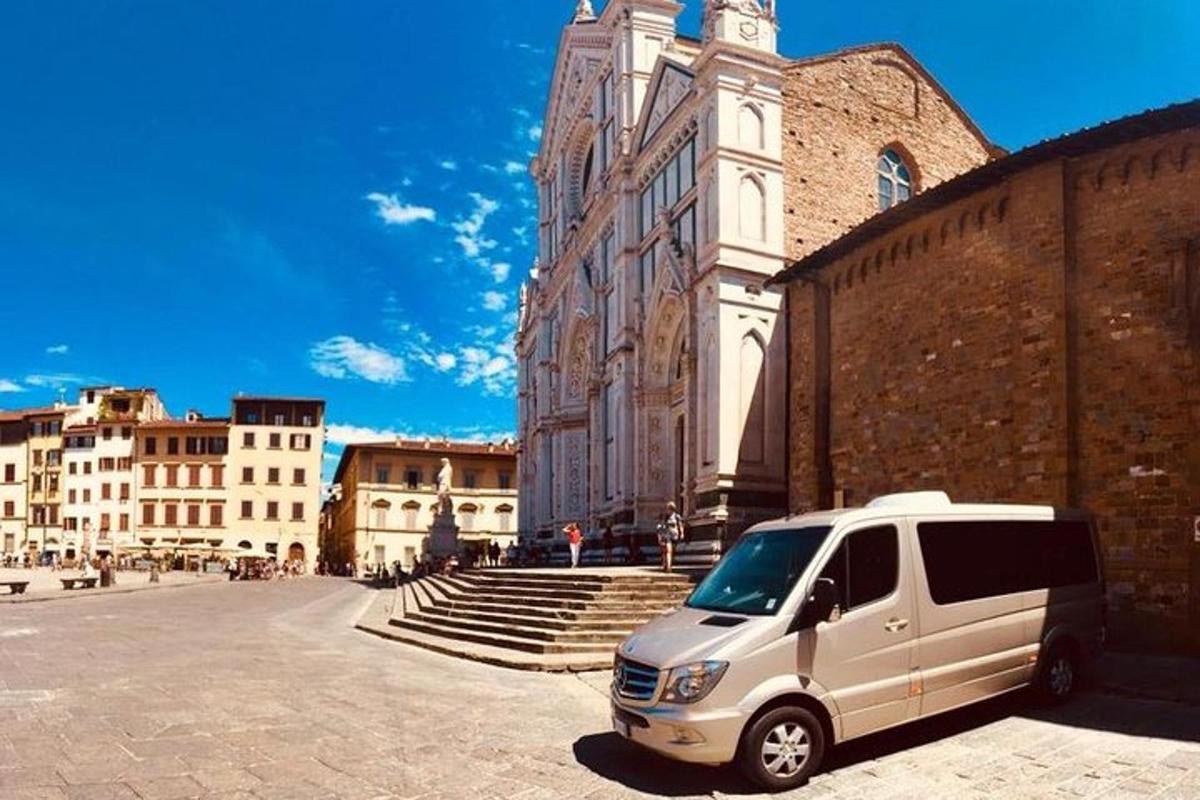 un furgone bianco parcheggiato davanti a un edificio