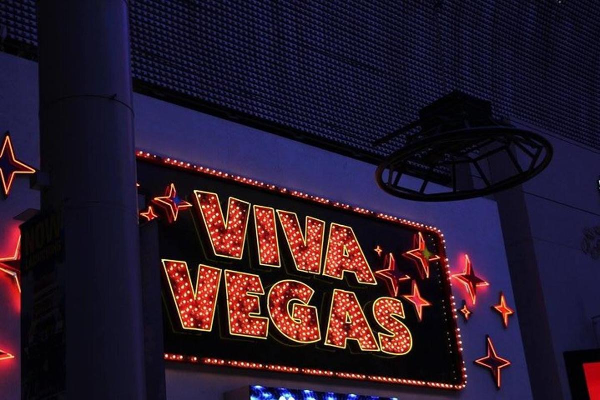 nápis pre Viva Vegas na budove