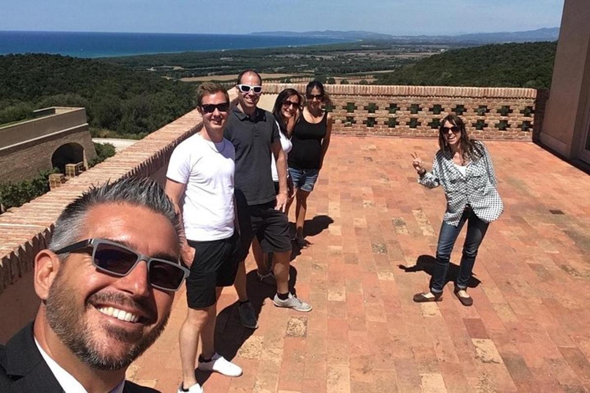 un gruppo di persone in piedi in cima a un edificio