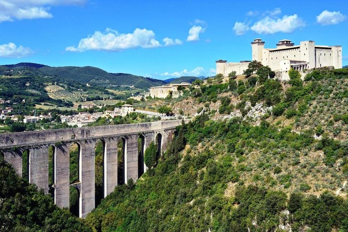 un ponte su una collina con un castello sullo sfondo