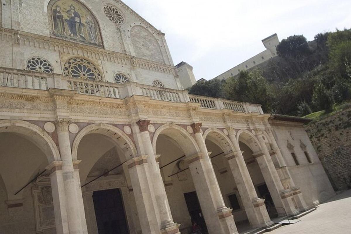 o clădire mare cu arcade și o clădire cu un munte