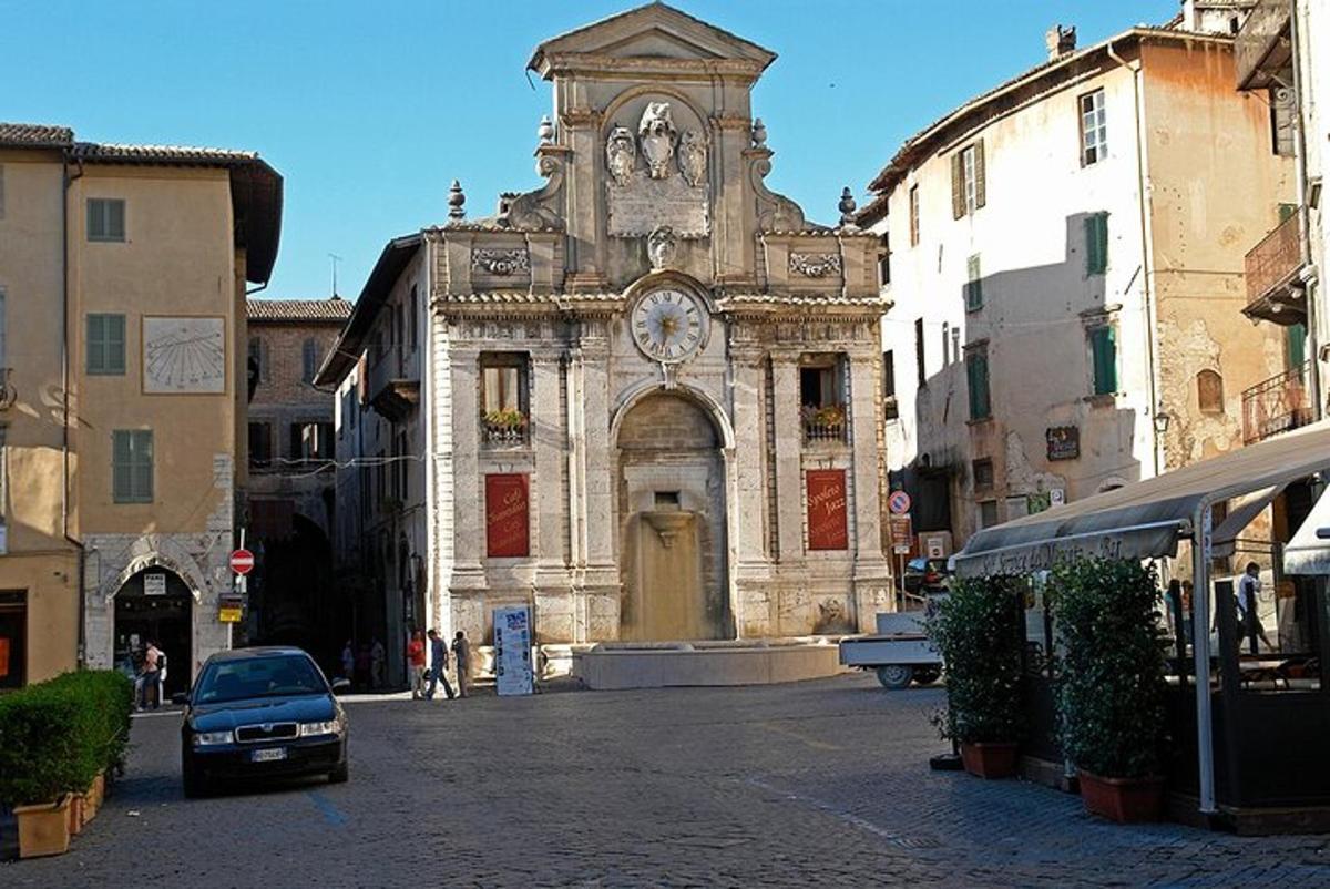 un vecchio edificio con una torre dell'orologio in una strada