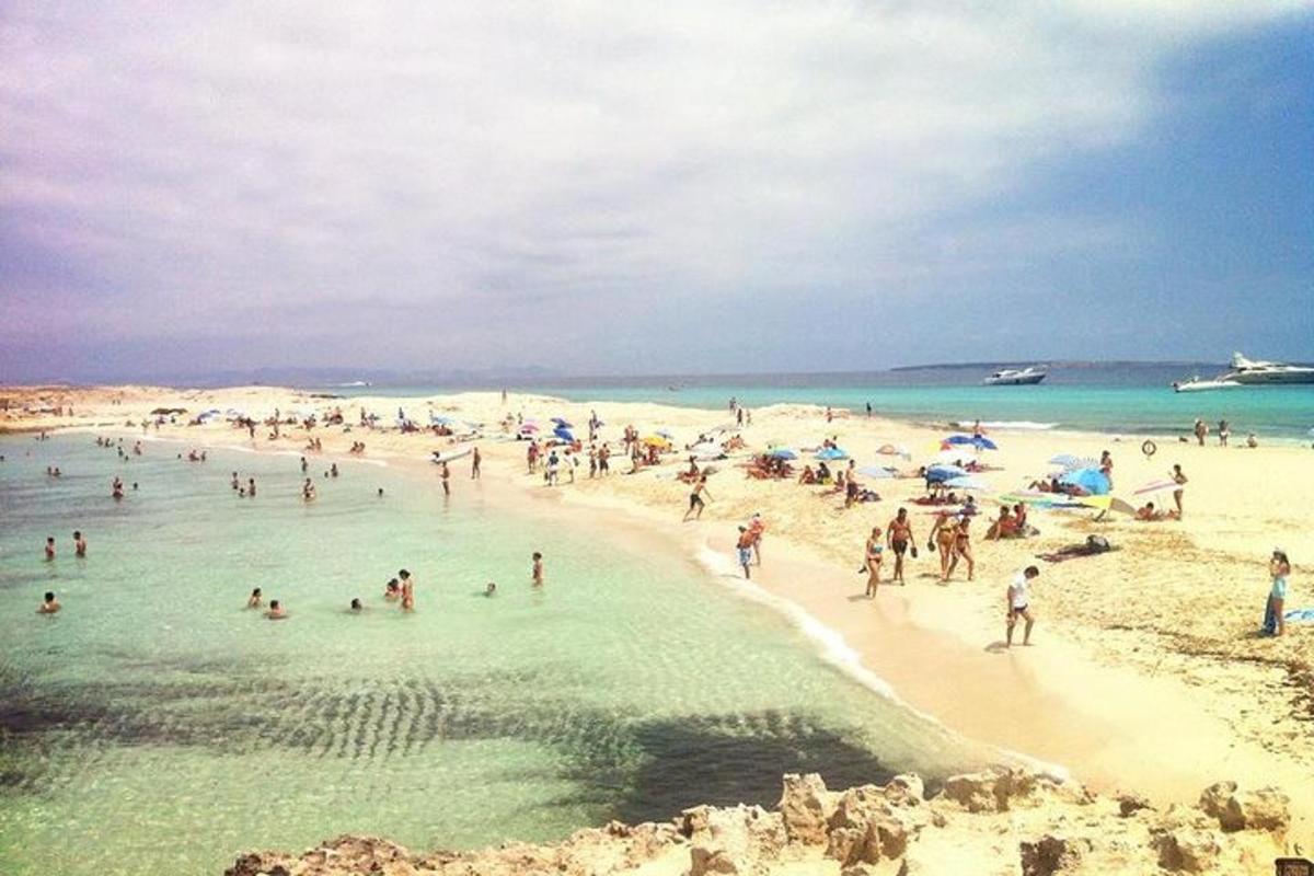 sekumpulan besar orang di pantai