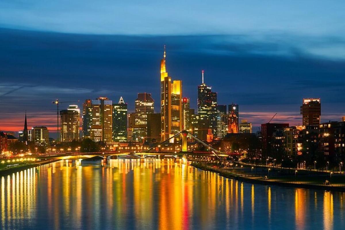 una vista dello skyline di una città di notte