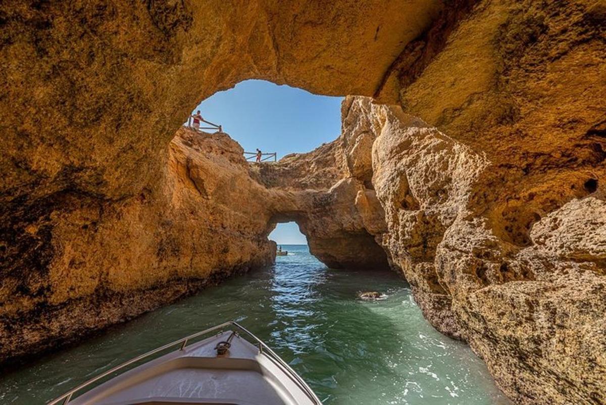 um barco em uma caverna na água