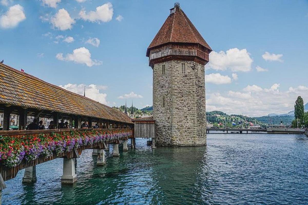 un pont sobre l'aigua amb un edifici i flors