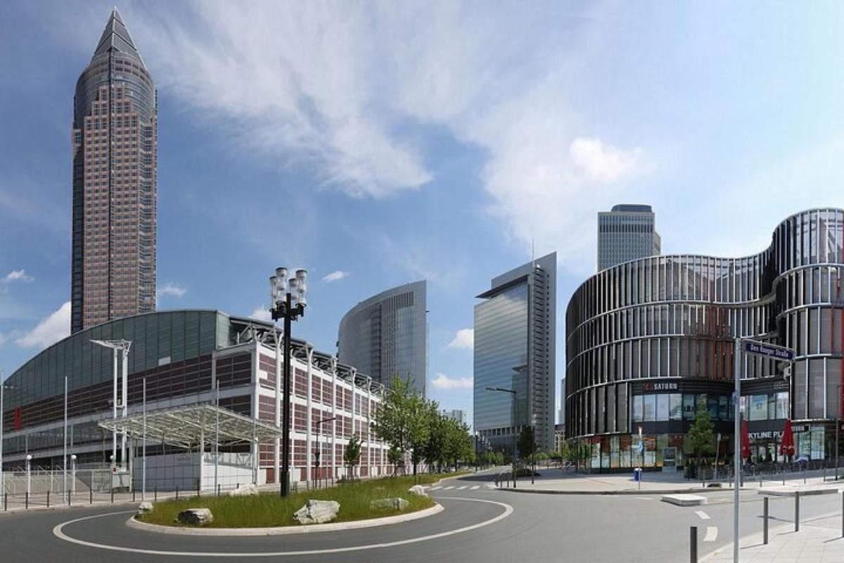 una vista di una città con edifici alti