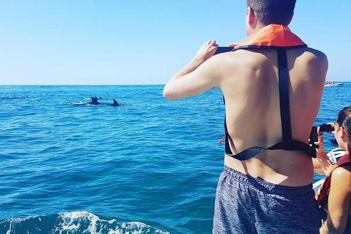 um homem usando uma mochila parado no oceano