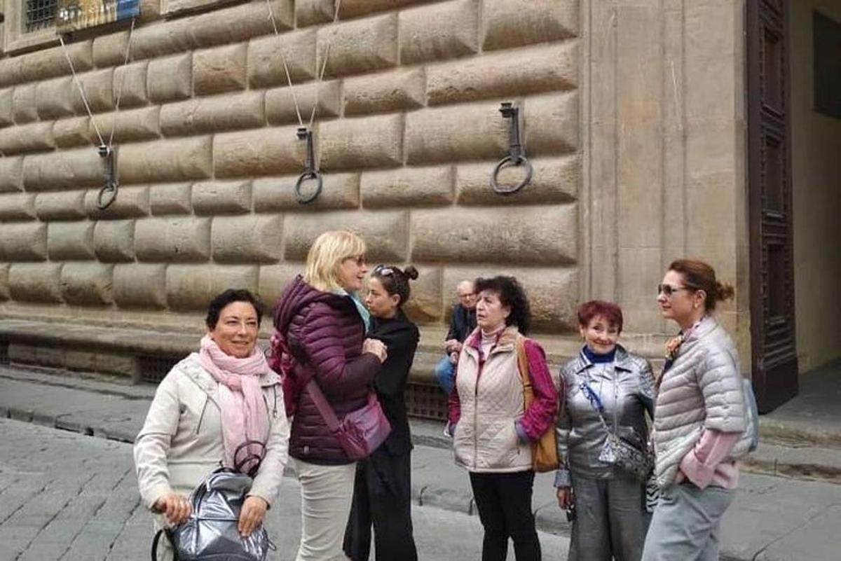 um grupo de pessoas paradas em uma rua