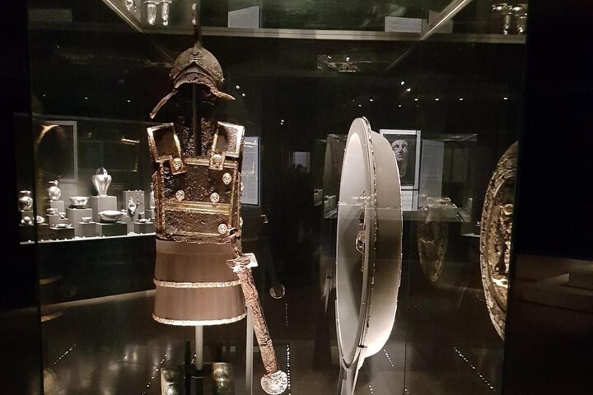 een jurk in een vitrine in een museum