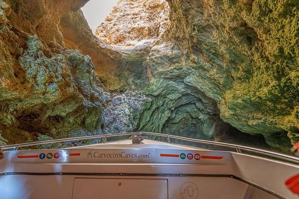 uma vista de uma caverna com uma formação rochosa