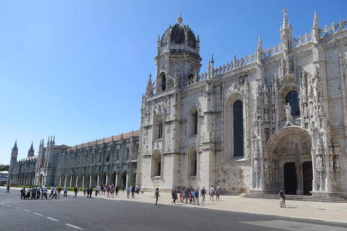 um grande edifício com pessoas caminhando na frente dele