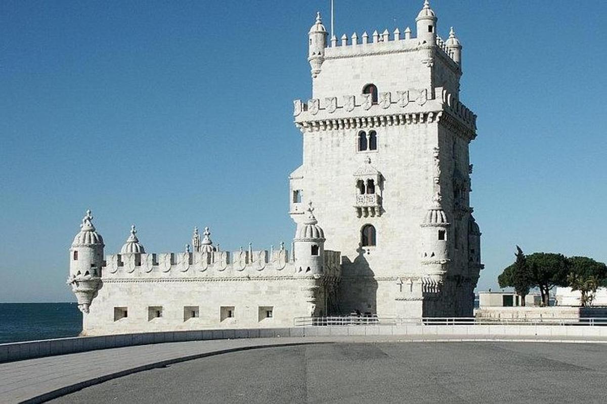 um grande edifício branco próximo ao oceano
