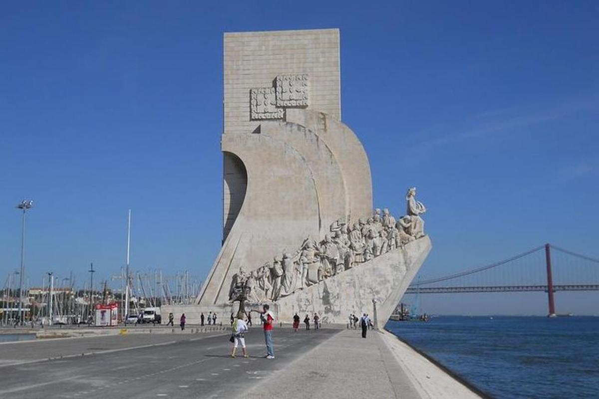 uma grande estátua de um navio ao lado de uma ponte
