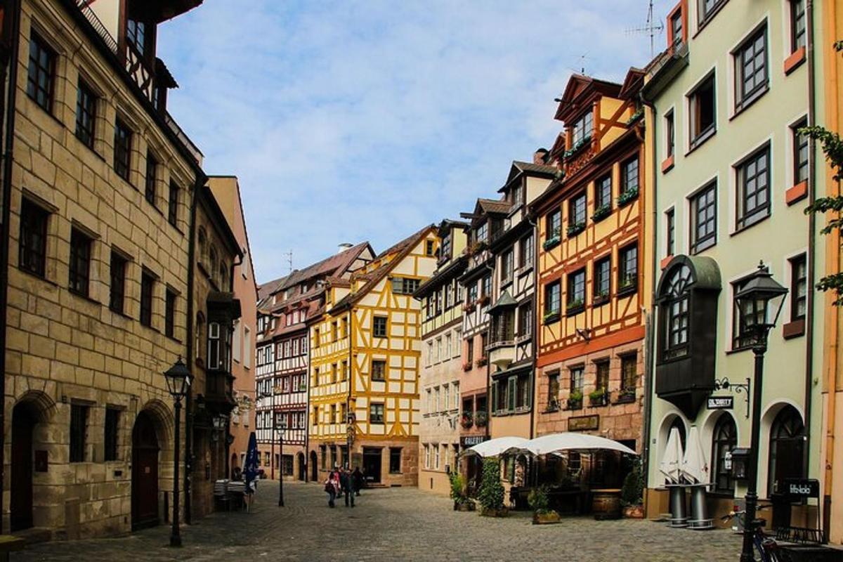 Una calle de la ciudad con edificios y gente caminando.
