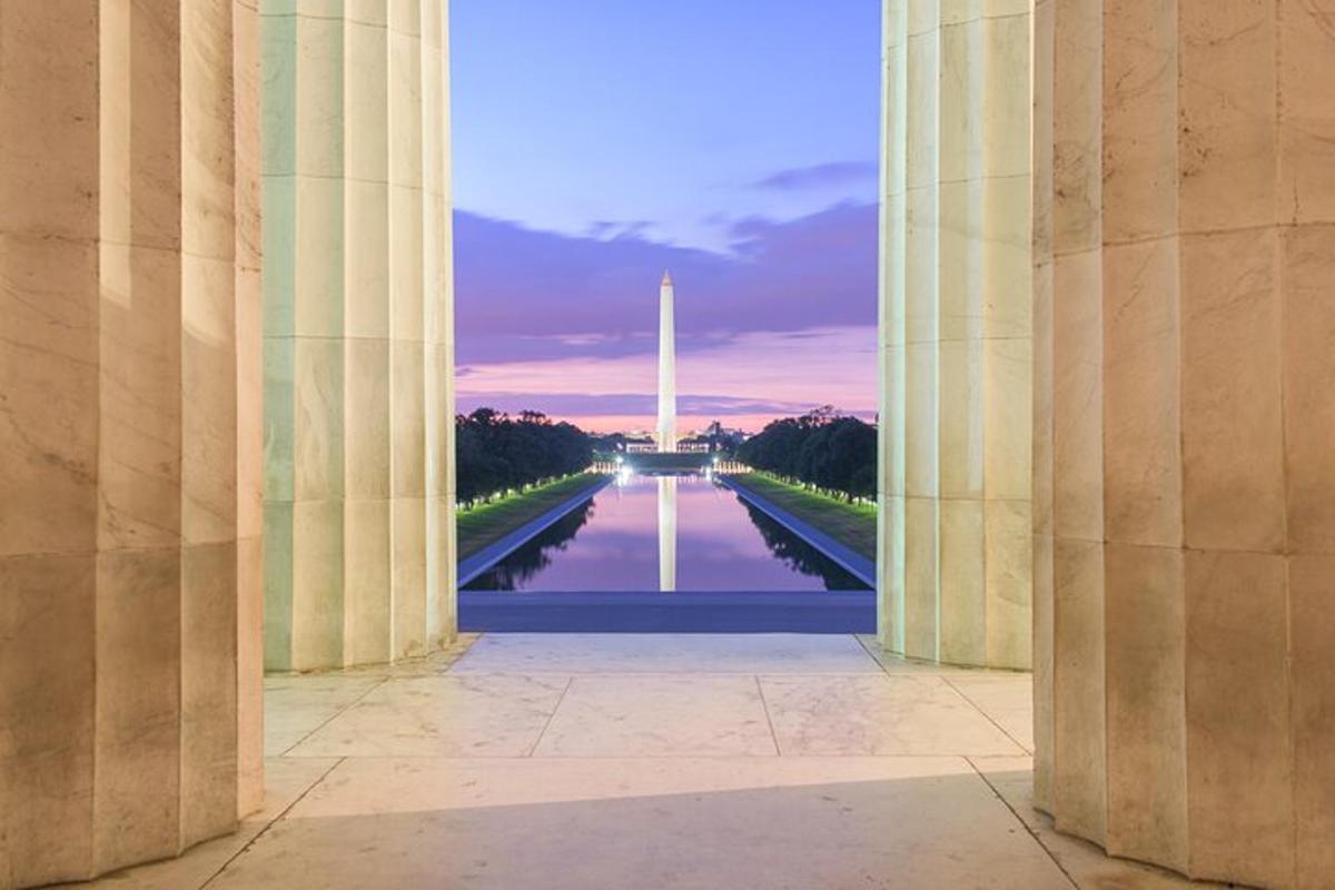 pohľad na Washingtonský monument cez stĺpy budovy