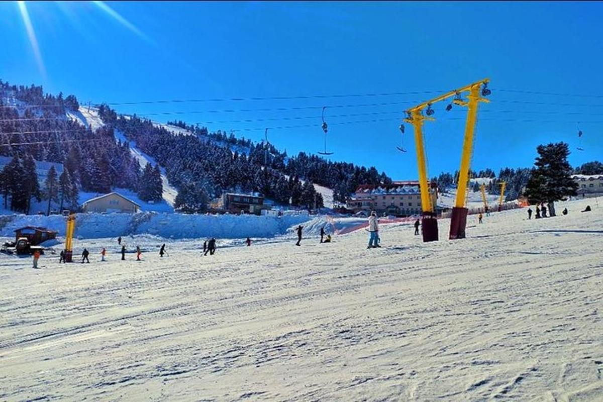 un grup de oameni pe o pârtie de schi acoperită de zăpadă