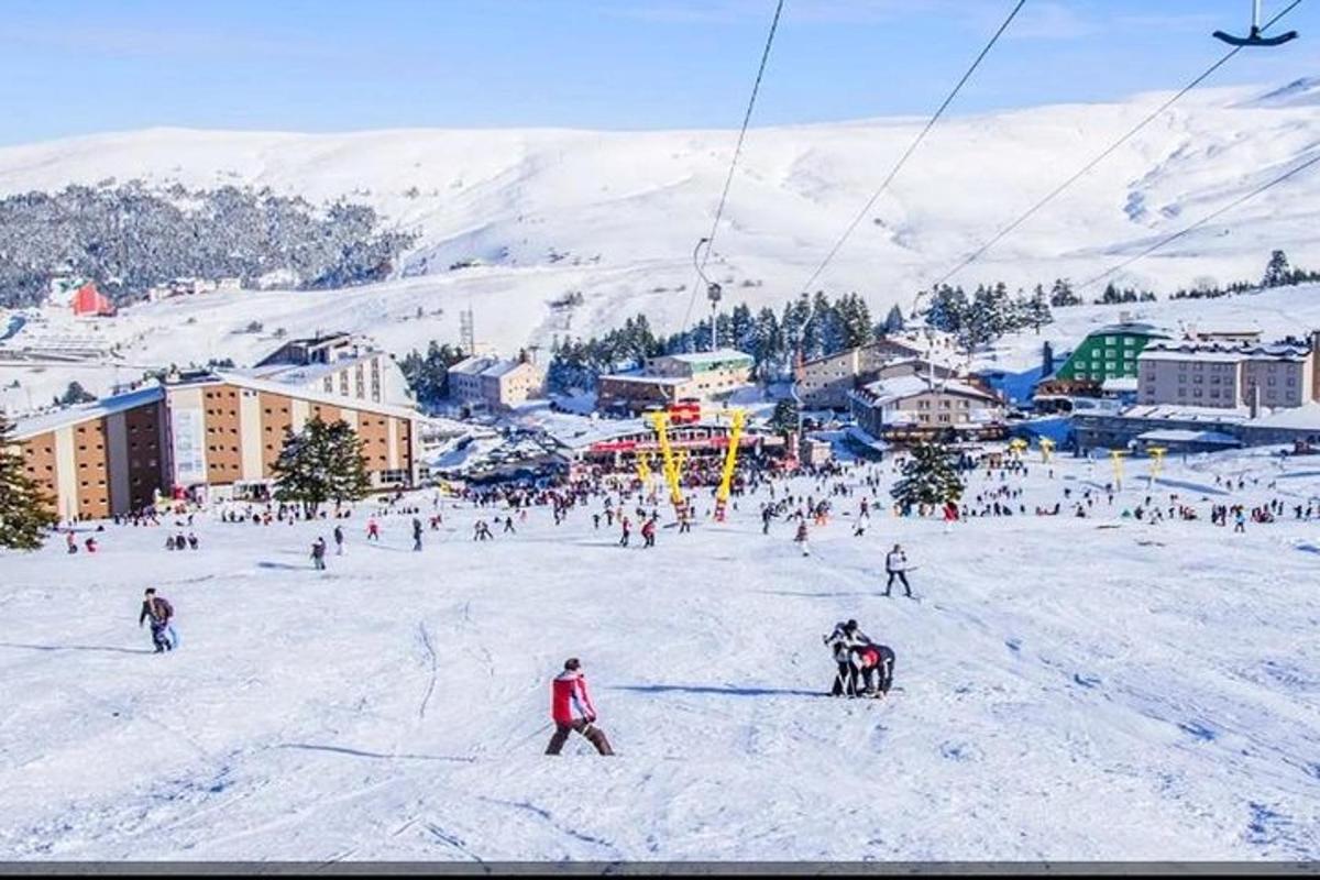 un grup de persones esquiant per un pendent cobert de neu