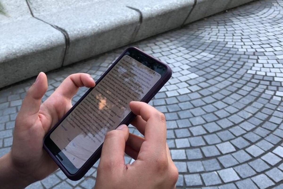 egy személy, aki táblagépet tart a kezében
