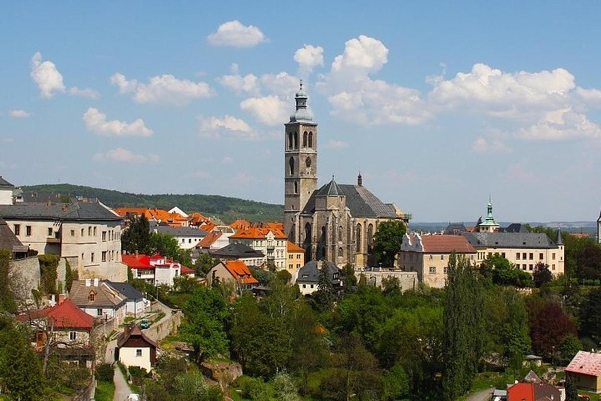 město s hodinovou věží v dálce