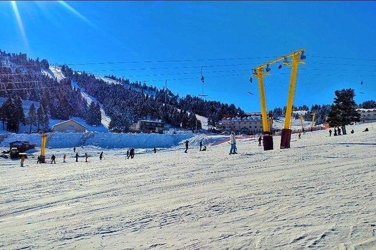 μια ομάδα ανθρώπων σε μια χιονισμένη πίστα σκι