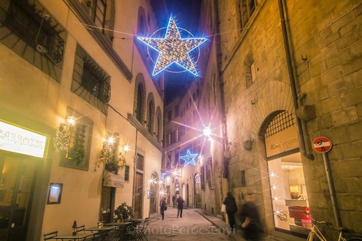 uma rua com luzes de natal penduradas em um prédio