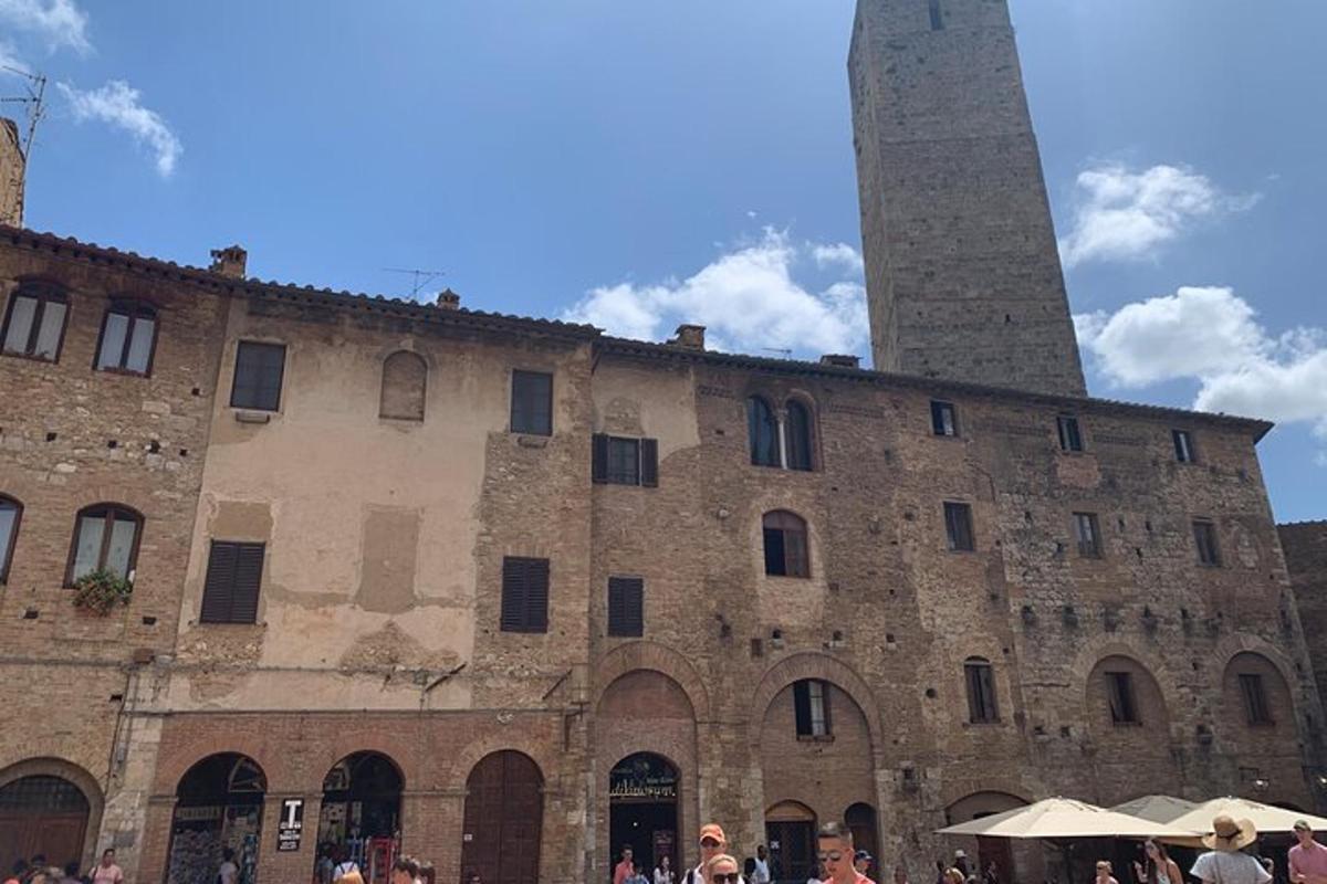 un gran edifici de pedra amb una torre al fons