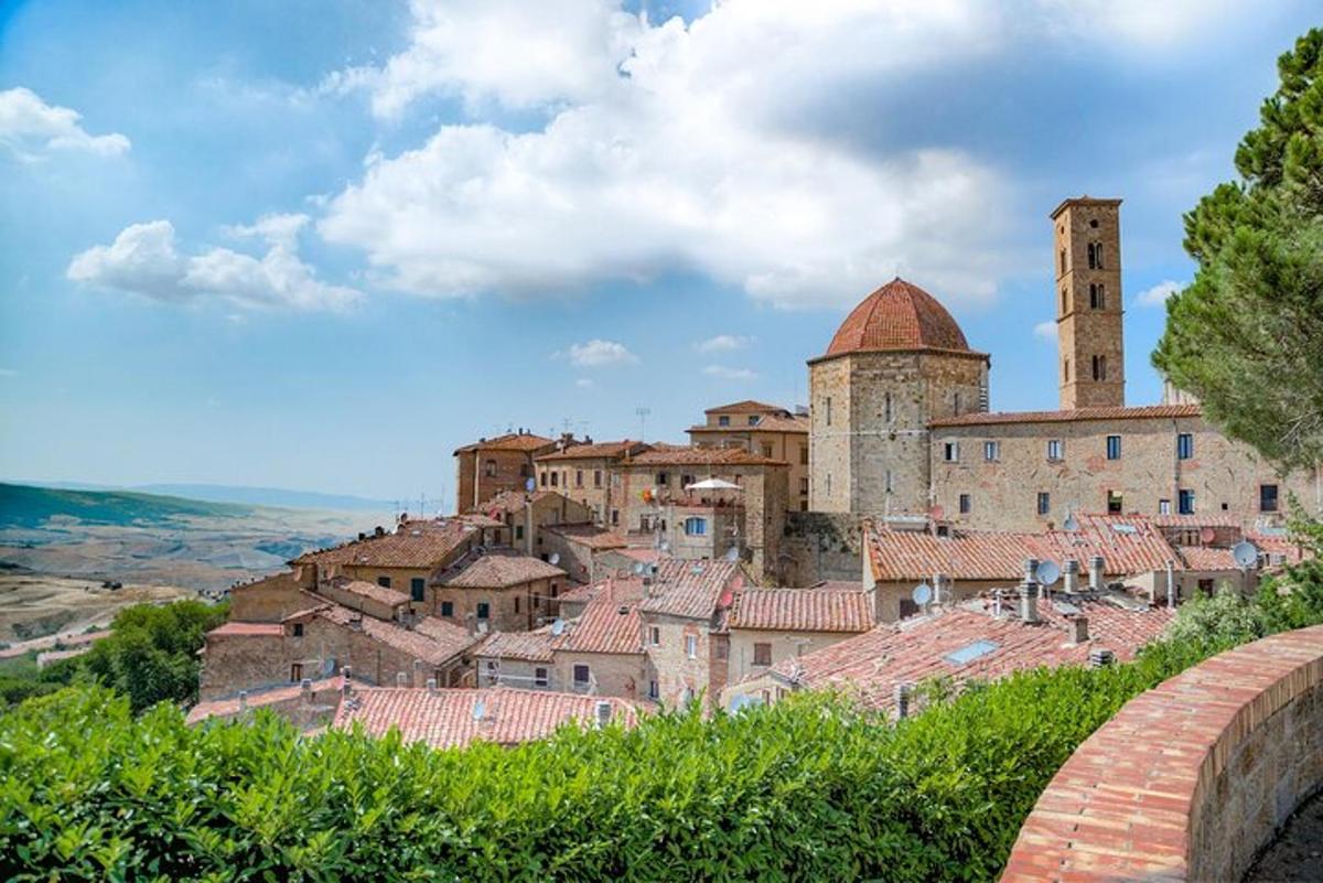 un poble al cim d'un turó amb un edifici