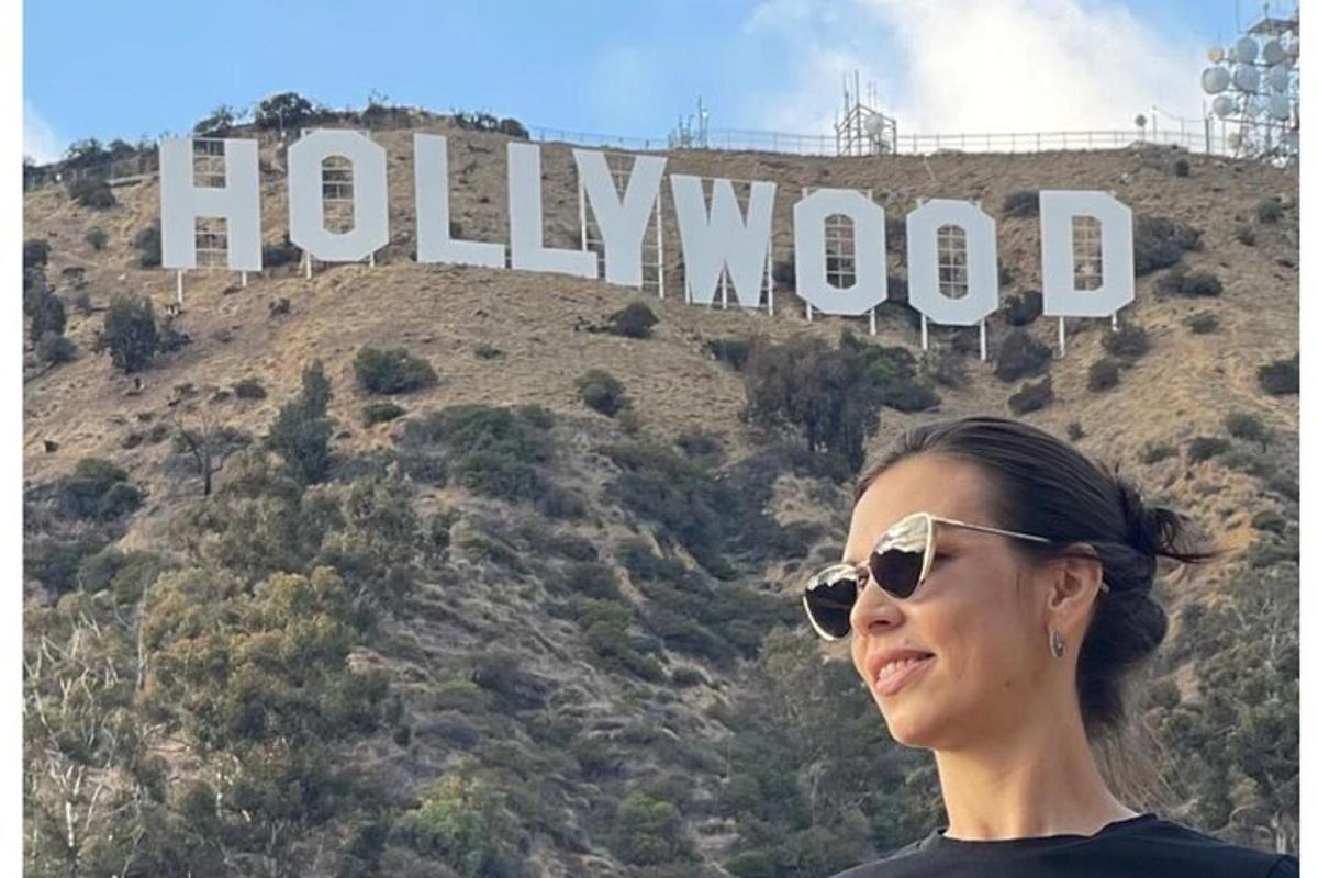 žena stojící před hollywoodským nápisem